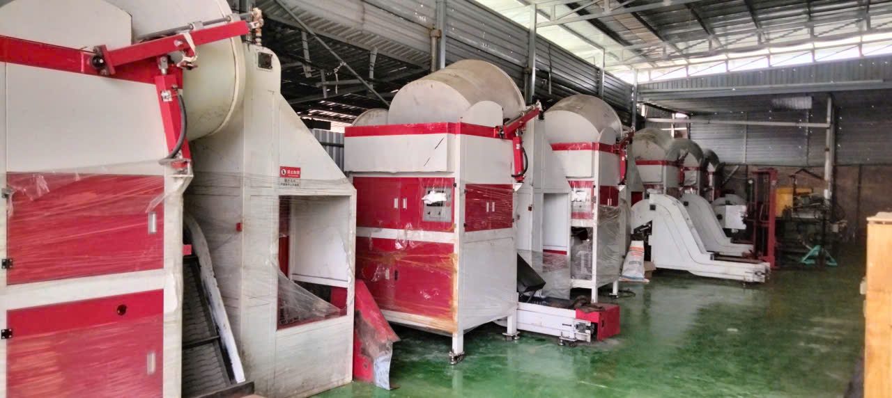 Khu máy đánh bóng chi tiết đúc antimon tại xưởng Dương Long Khu máy đánh bóng chi tiết đúc antimon tại xưởng Dương Long