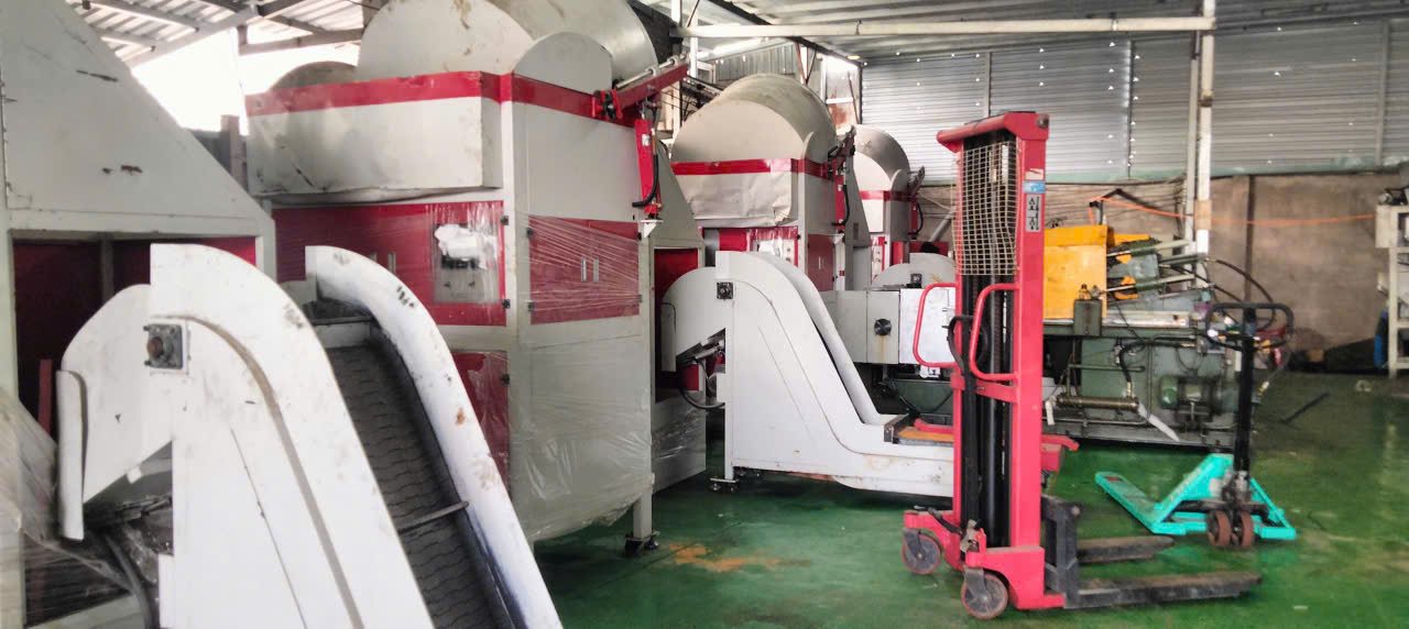 Máy đánh bóng và xe nâng vận chuyển chi tiết đúc tại xưởng Dương Long Máy đánh bóng và xe nâng vận chuyển chi tiết đúc tại xưởng Dương Long