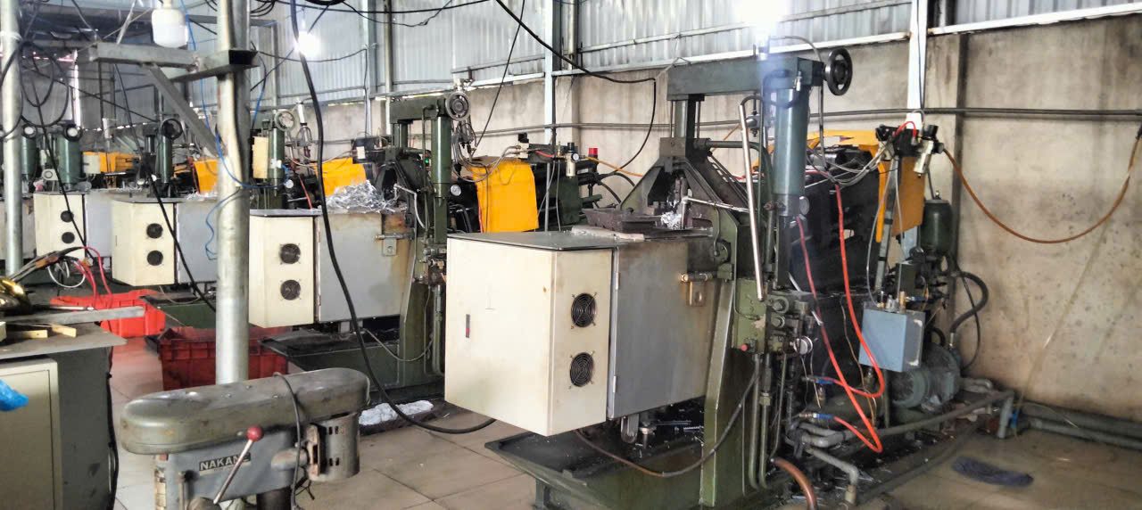 Dãy máy đúc áp lực trong xưởng đúc antimon Dương Long