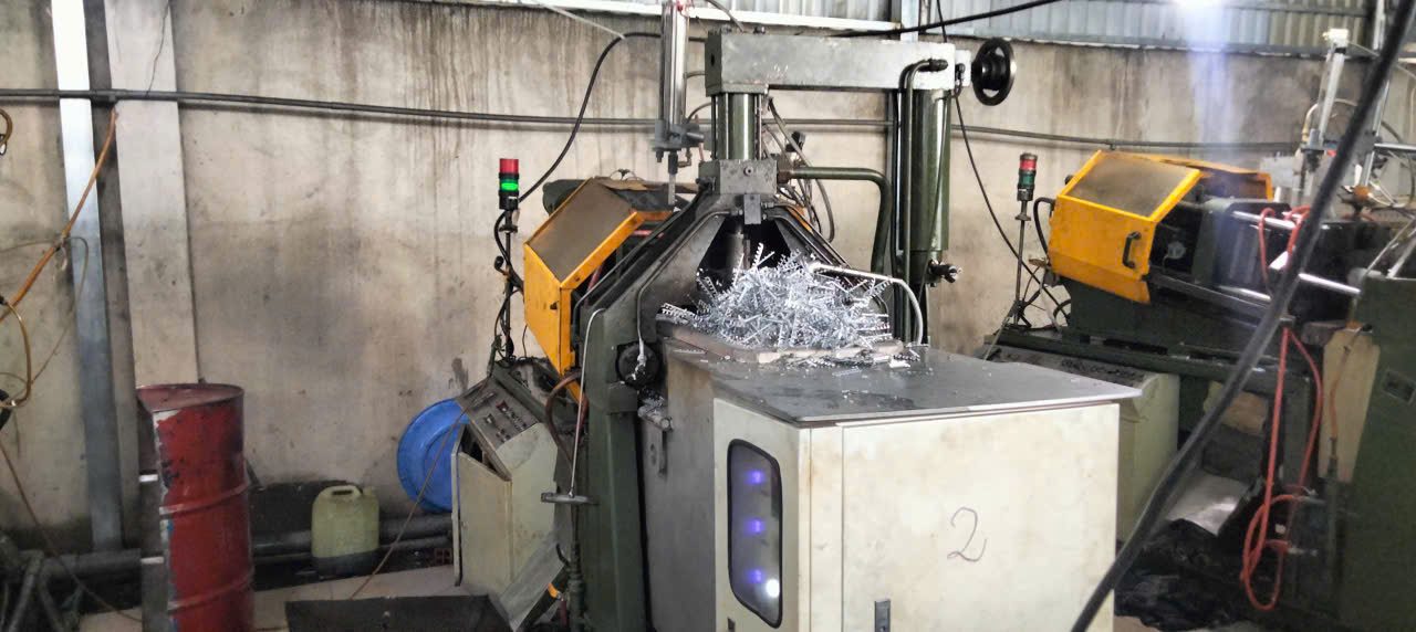 Máy đúc áp lực và chi tiết antimon vừa ra khuôn tại xưởng Dương Long Máy đúc áp lực và chi tiết antimon vừa ra khuôn tại xưởng Dương Long