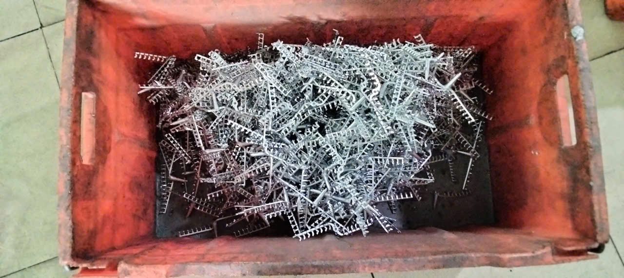 Chi tiết đầu khóa kéo đúc antimon vừa ra khuôn tại xưởng Dương Long Chi tiết đầu khóa kéo đúc antimon vừa ra khuôn tại xưởng Dương Long