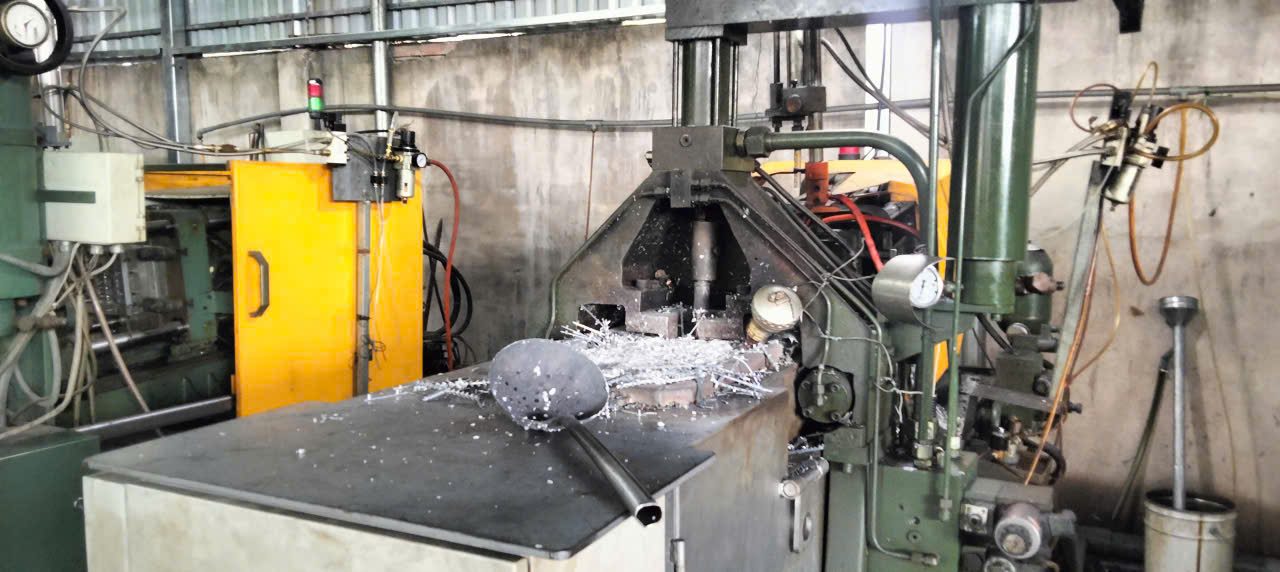 Khay chi tiết đúc antimon sau khi ra khuôn tại xưởng Dương Long Khay chi tiết đúc antimon sau khi ra khuôn tại xưởng Dương Long