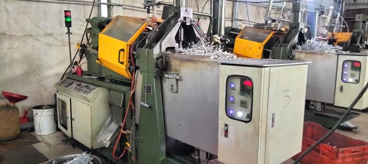 Dãy máy đúc áp lực và tủ điện điều khiển tại xưởng đúc Dương Long Dãy máy đúc áp lực và tủ điện điều khiển tại xưởng đúc Dương Long