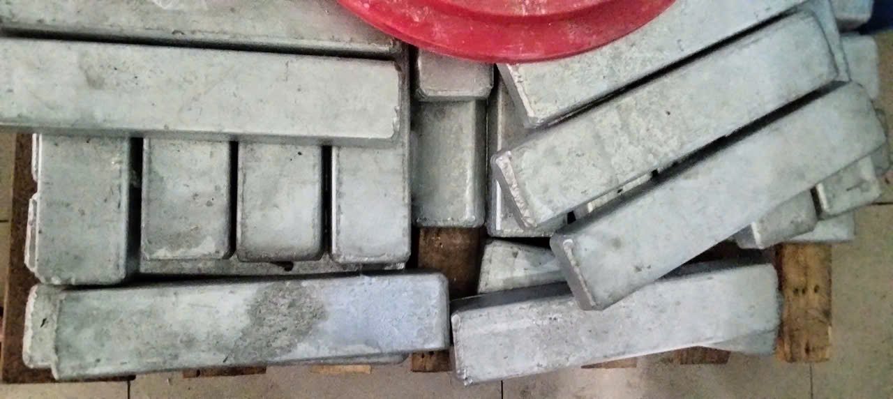 Thỏi hợp kim antimon nguyên liệu đầu vào tại xưởng đúc Dương Long