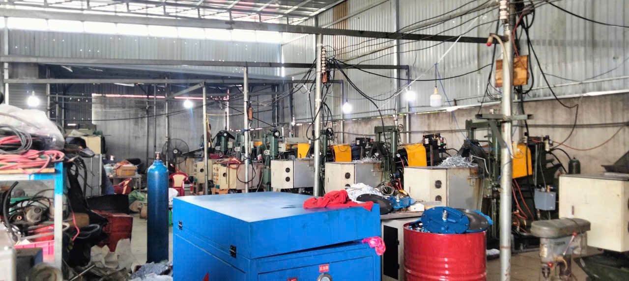 Dây chuyền máy đúc antimon trong nhà xưởng Dương Long