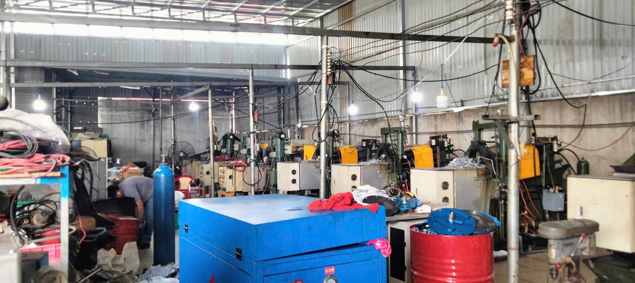 Khu vực sản xuất của xưởng đúc antimon Dương Long Khu vực sản xuất của xưởng đúc antimon Dương Long