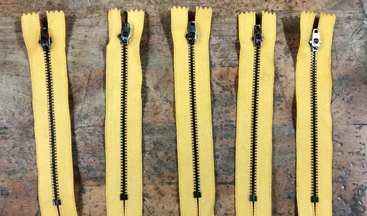 Mẫu dây khóa kéo đồng răng kim loại băng vàng – sản phẩm Dương Long