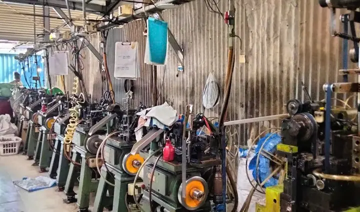Dây chuyền máy chạy răng khóa kéo trong xưởng Dương Long