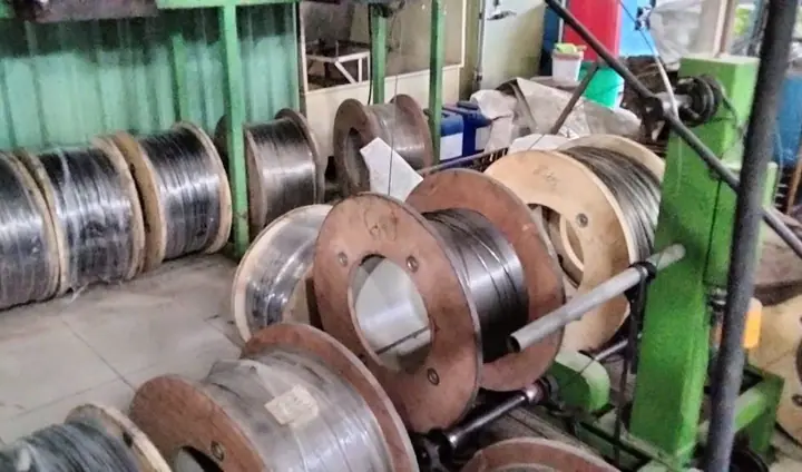 Cuộn dây đồng nguyên liệu sản xuất răng khóa kéo tại xưởng Dương Long