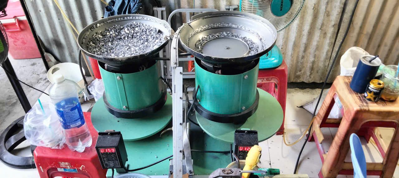 Máy đánh bóng ly tâm răng khóa kéo tại xưởng Dương Long Máy đánh bóng ly tâm răng khóa kéo tại xưởng Dương Long