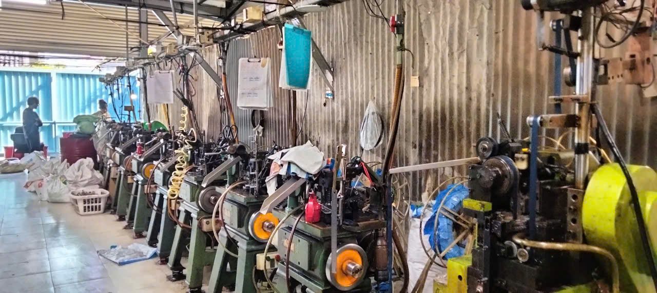 Dây chuyền máy chạy răng khóa kéo trong xưởng Dương Long