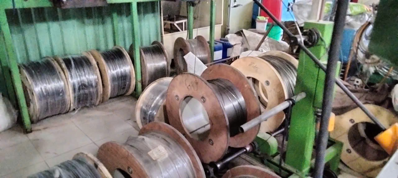 Cuộn dây đồng nguyên liệu sản xuất răng khóa kéo tại xưởng Dương Long